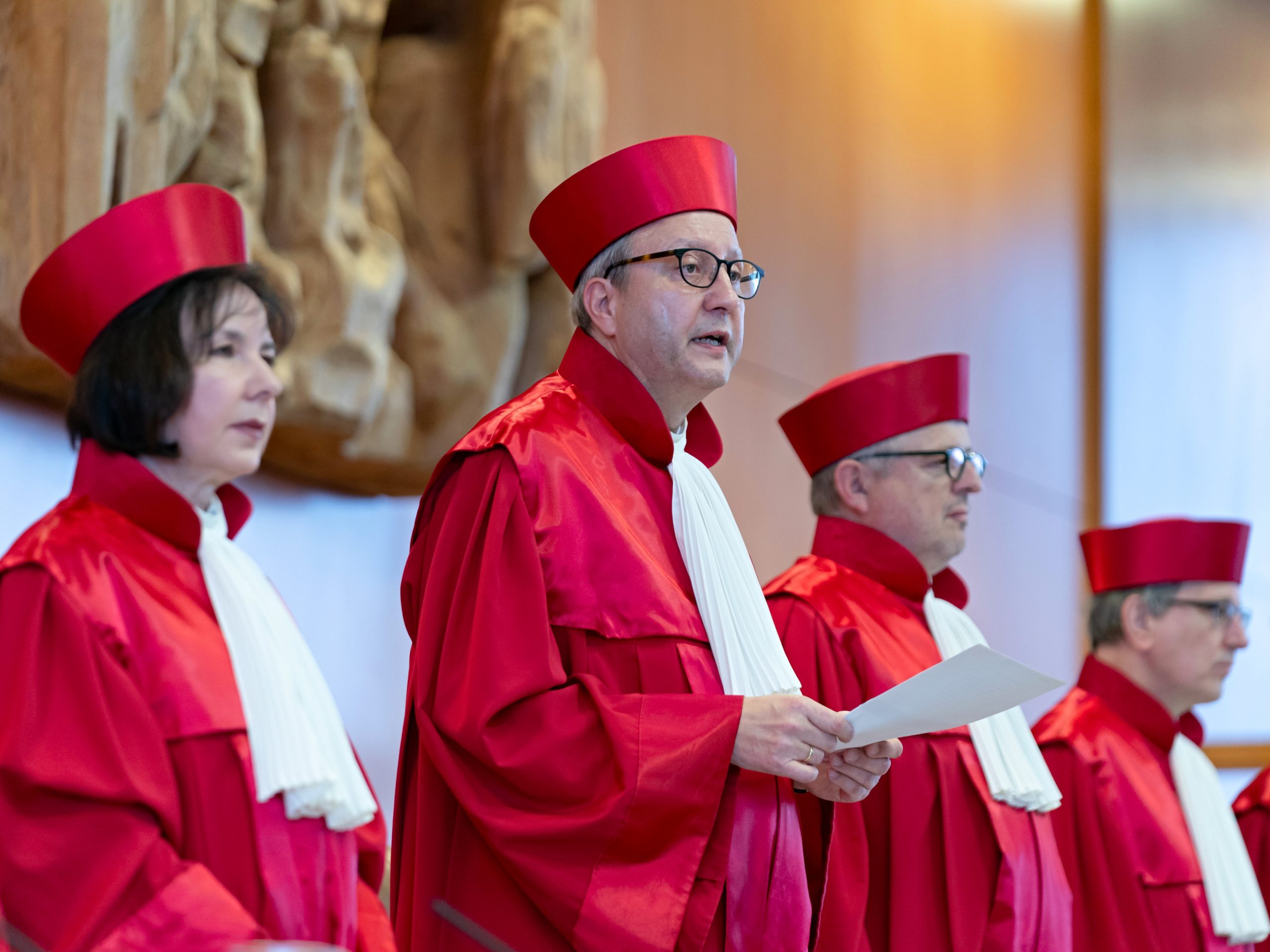 De in het rood uitgedoste rechters van het Duits Grondwettelijk Hof