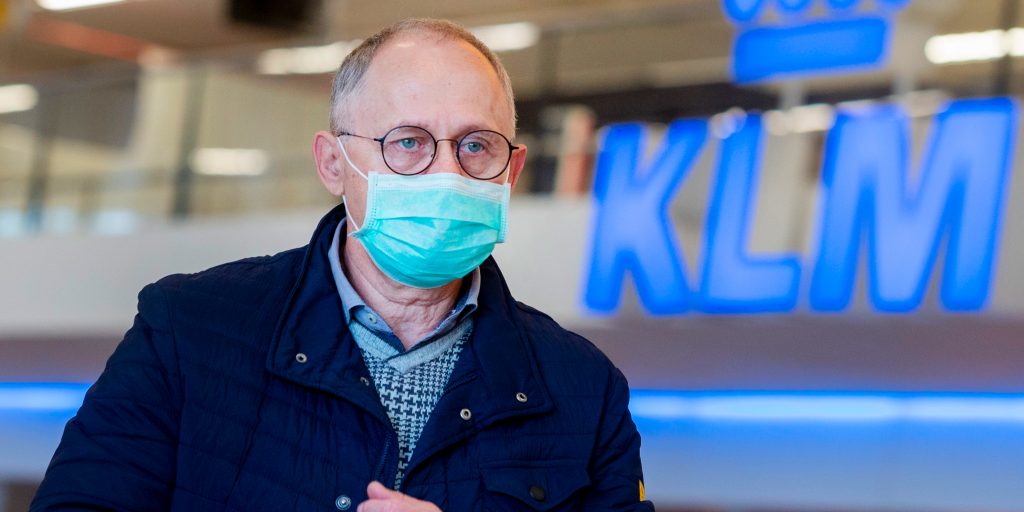 Reizigers met mondkapjes op luchthaven Schiphol. KLM stelt het dragen van mondkapjes verplicht.