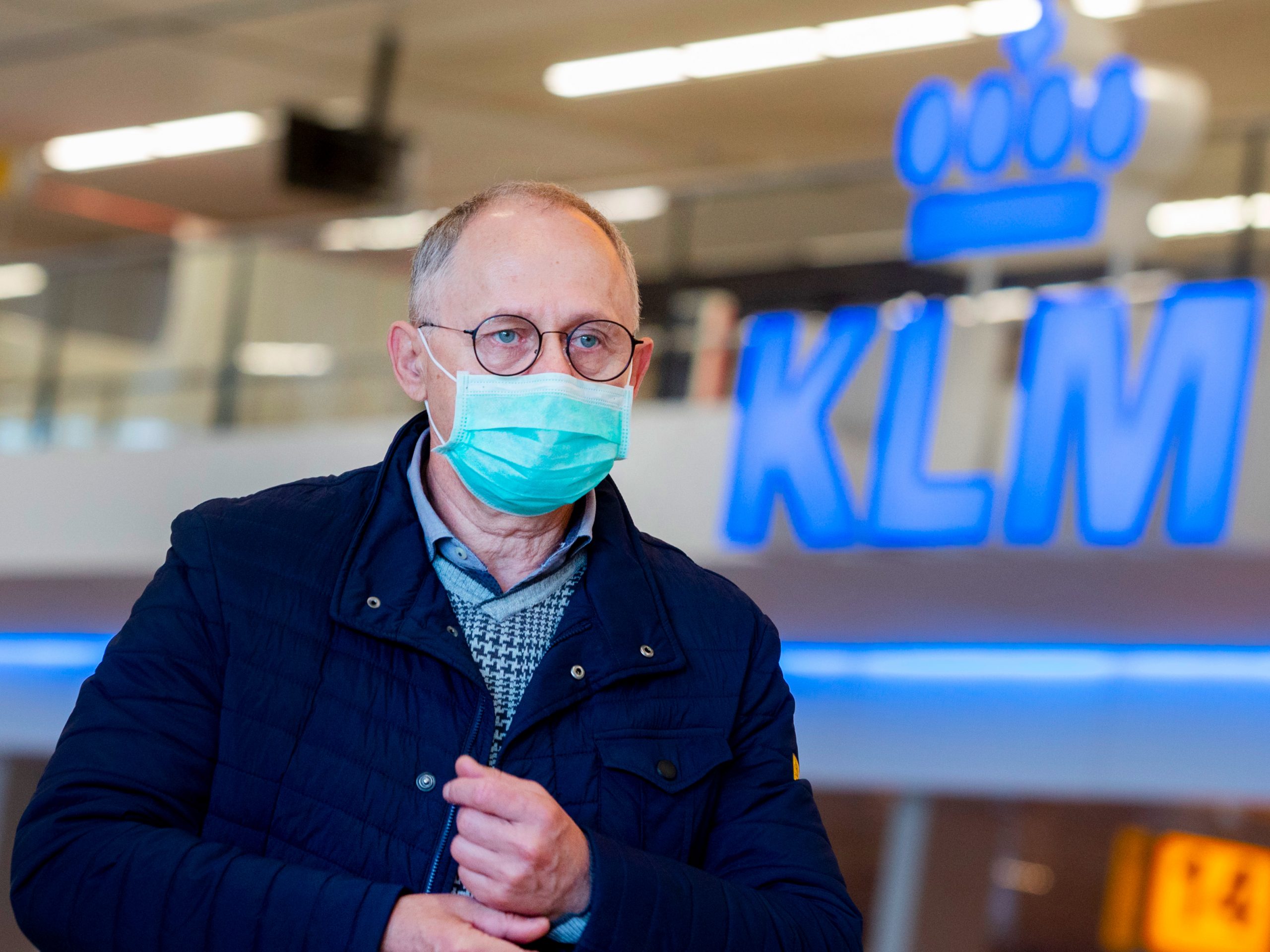 Reizigers met mondkapjes op luchthaven Schiphol. KLM stelt het dragen van mondkapjes verplicht.