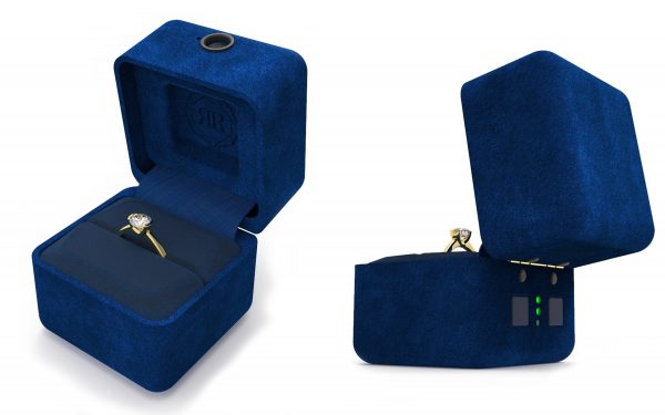 Foto: De tweede versie van de Remember Ringbox met knopje en ledlampje aan de achterkant. Bron: Remember Ringbox Foto: De tweede versie van de Remember Ringbox met knopje en ledlampje aan de achterkant. Bron: Remember Ringbox
