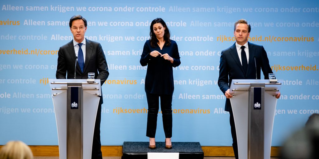 Premier Mark Rutte en Minister Hugo de Jonge van Volksgezondheid, Welzijn en Sport (CDA) tijdens een persconferentie na afloop van een overleg van de Ministeriele Commissie Crisisbeheersing