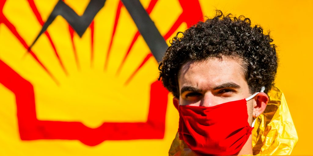 Actievoerders van Code Rood demonstreren voor het hoofdkantoor van Shell