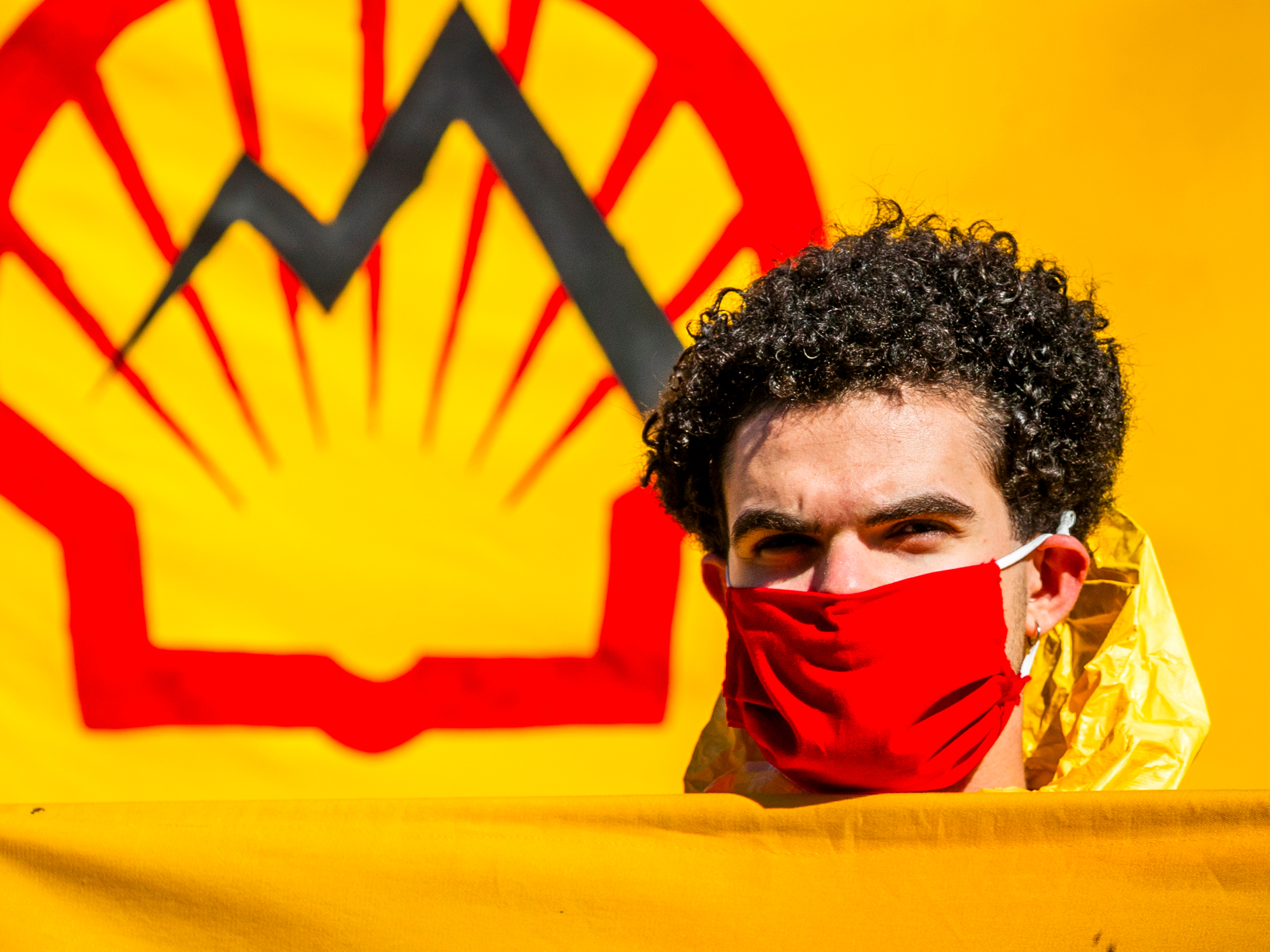 Actievoerders van Code Rood demonstreren voor het hoofdkantoor van Shell