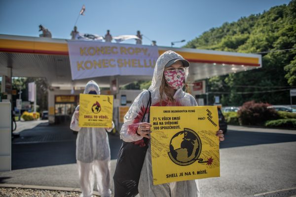 Foto: Actievoerders in Praag bezetten een tankstation. Bron: EPA/Martin Divisek Foto: Actievoerders in Praag bezetten een tankstation. Bron: EPA/Martin Divisek