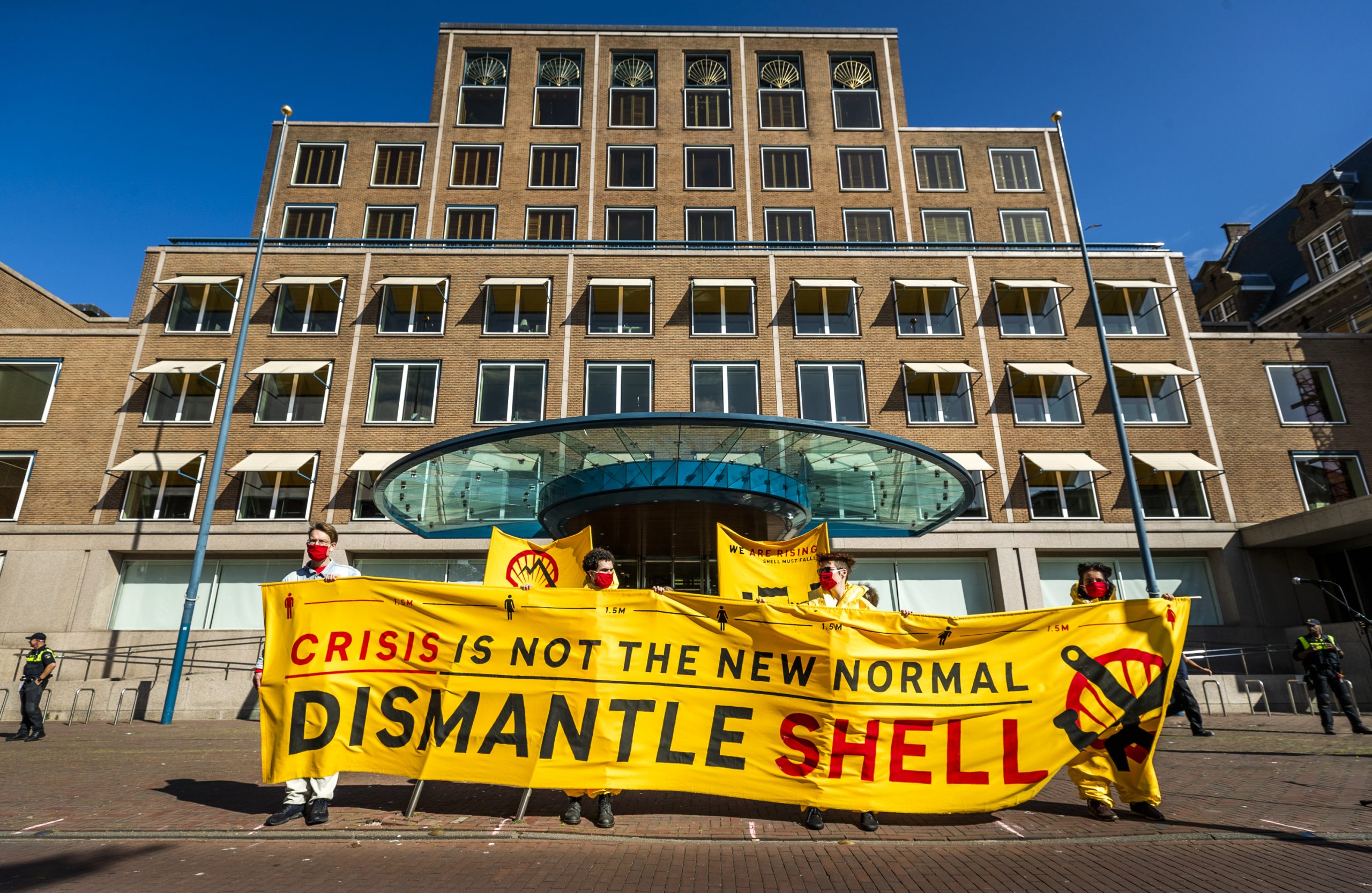 Foto: Actievoerders van Code Rood demonstreren voor het hoofdkantoor van Shell. Bron: ANP/Remko de Waal