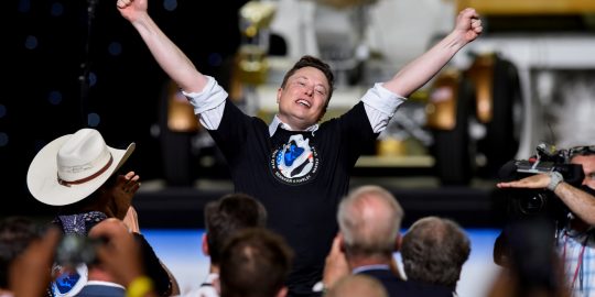 Elon Musk viert de succesvolle lancering van de Crew Dragon