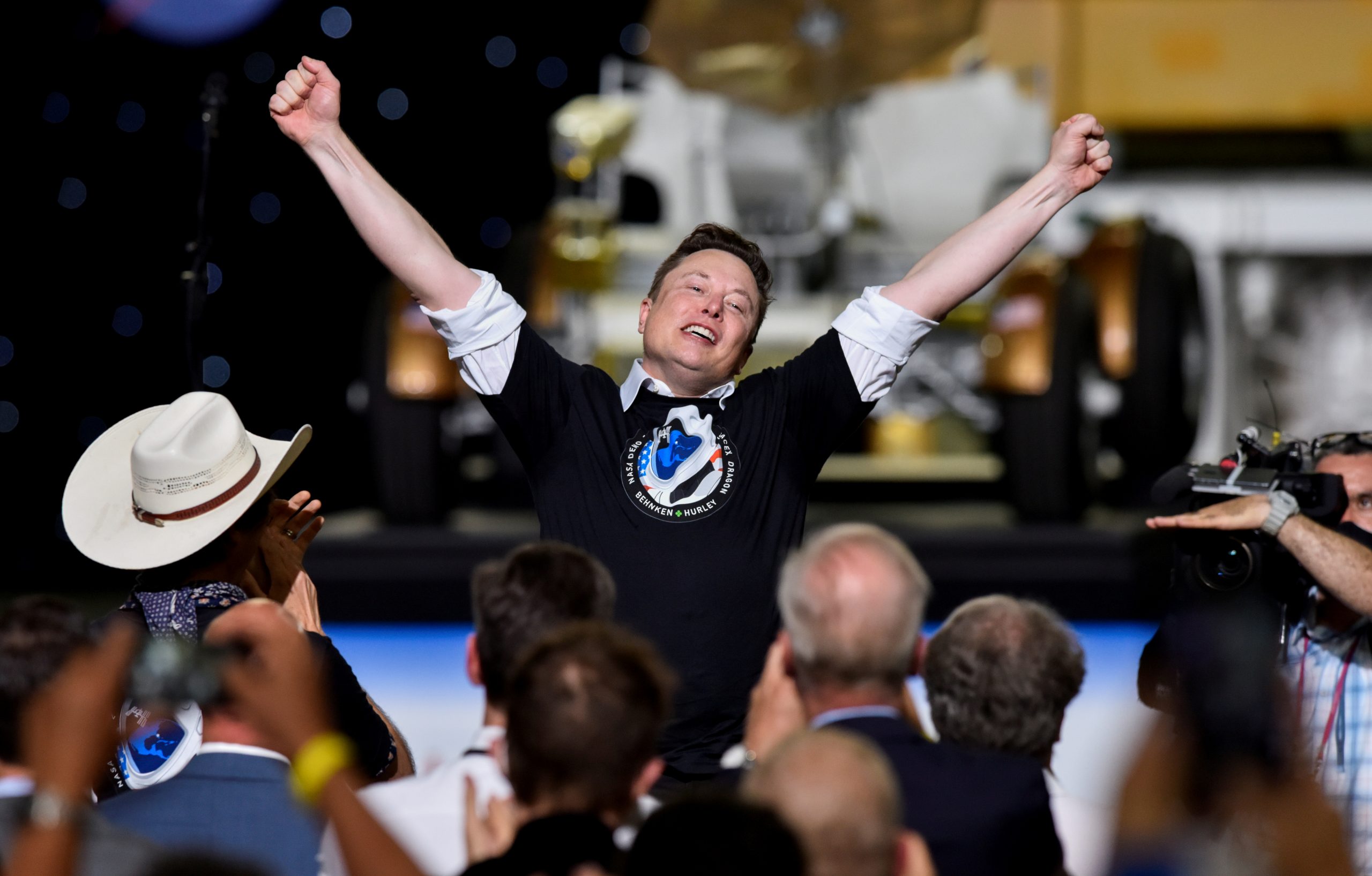 Elon Musk viert de succesvolle lancering van de Crew Dragon