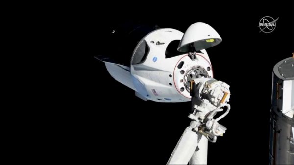 Foto: De Crew Dragon koppelt met het ISS op 3 maart 2019. Bron: NASA/Handout via REUTERS Foto: De Crew Dragon koppelt met het ISS op 3 maart 2019. Bron: NASA/Handout via REUTERS