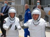 SpaceX-astronauten Douglas Hurley (L) en Bob Behnken zouden afgelopen woensdag al vertrekken, maar toen gooide slecht weer roet in het eten.