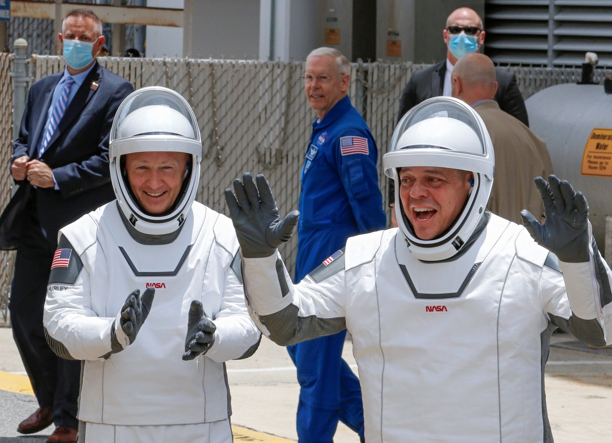 SpaceX-astronauten Douglas Hurley (L) en Bob Behnken zouden afgelopen woensdag al vertrekken, maar toen gooide slecht weer roet in het eten.