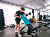 Sporters maken gebruik van de fitness apparatuur in een tent bij sportcentrum Hoorn.