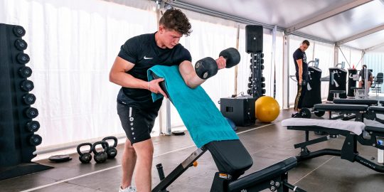 Sporters maken gebruik van de fitness apparatuur in een tent bij sportcentrum Hoorn.