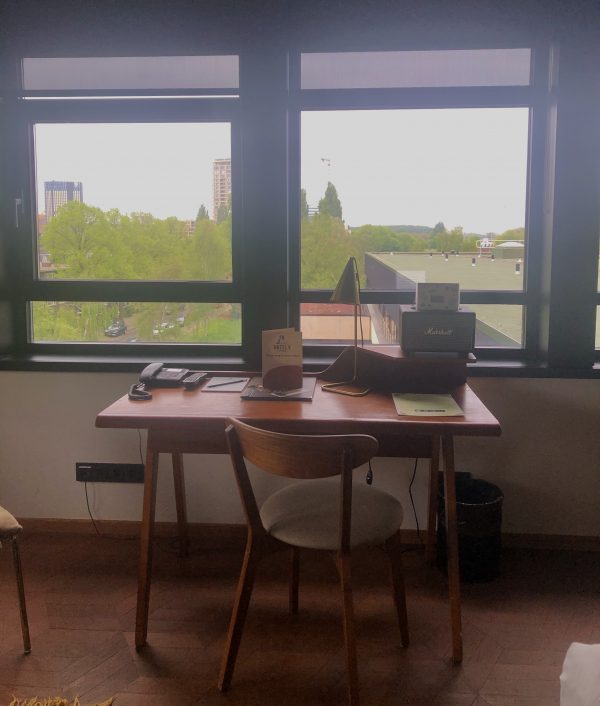 Je kunt ver genoeg kijken om je ogen even rust te geven. Je kunt ver genoeg kijken om je ogen even rust te geven.