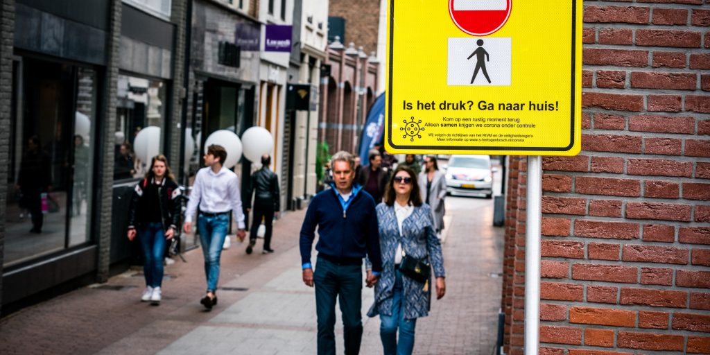 Winkelend publiek in het centrum van Den Bosch