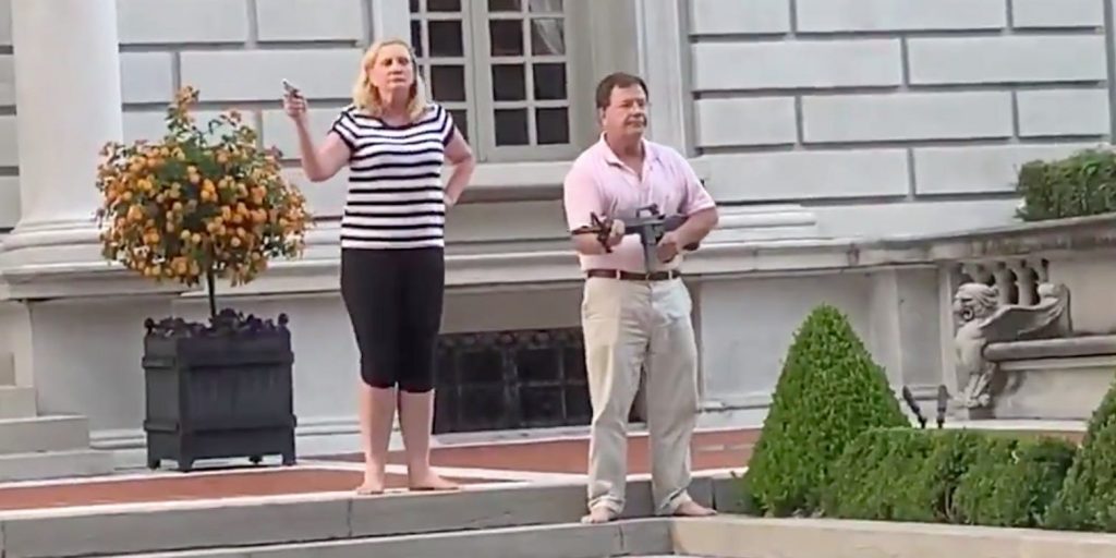 Video-opnames tonen beelden van een echtpaar dat zondag vanuit hun tuin vuurwapens gericht hield op passerende demonstranten van Black Lives Matter in de Amerikaanse stad St. Loius.
