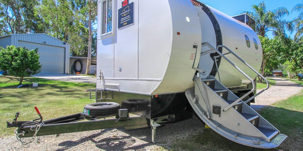 een tiny house in de vorm van een vliegtuigcabine