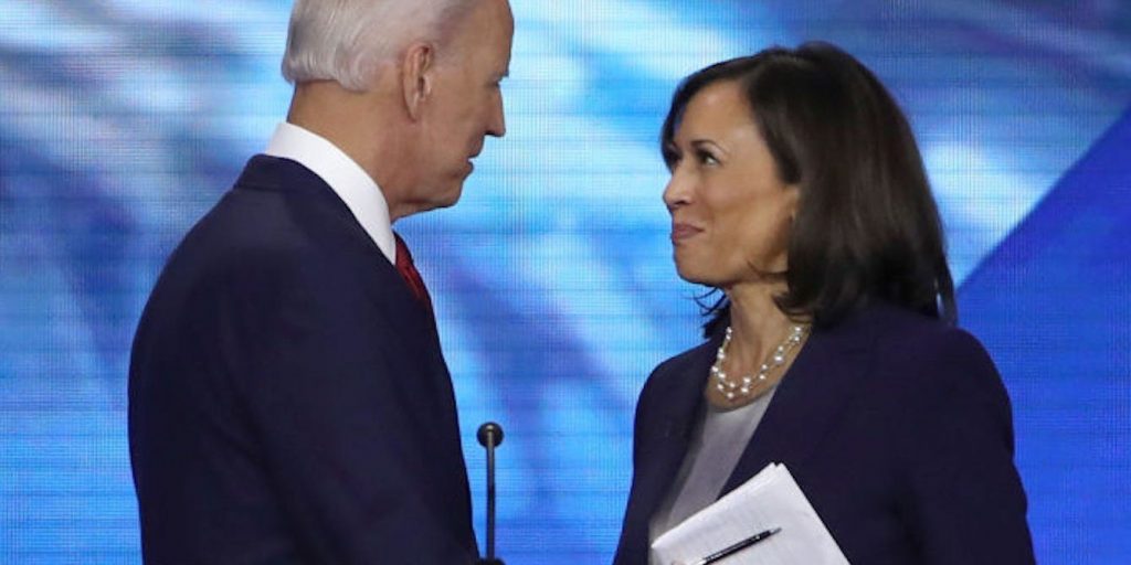 De Democratische uitdager van Trump, Joe Biden, praat met senator Kamala Harris.