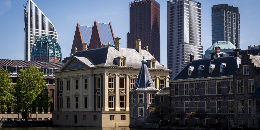 Nederlandse studenten gaan het liefst aan de slag bij de Rijksoverheid, KLM en Tesla. Dat blijkt uit de jaarlijkse ranglijst ‘Most Attractive Employers’ van onderzoeksbureau Universum, dat dinsdag werd gepubliceerd.