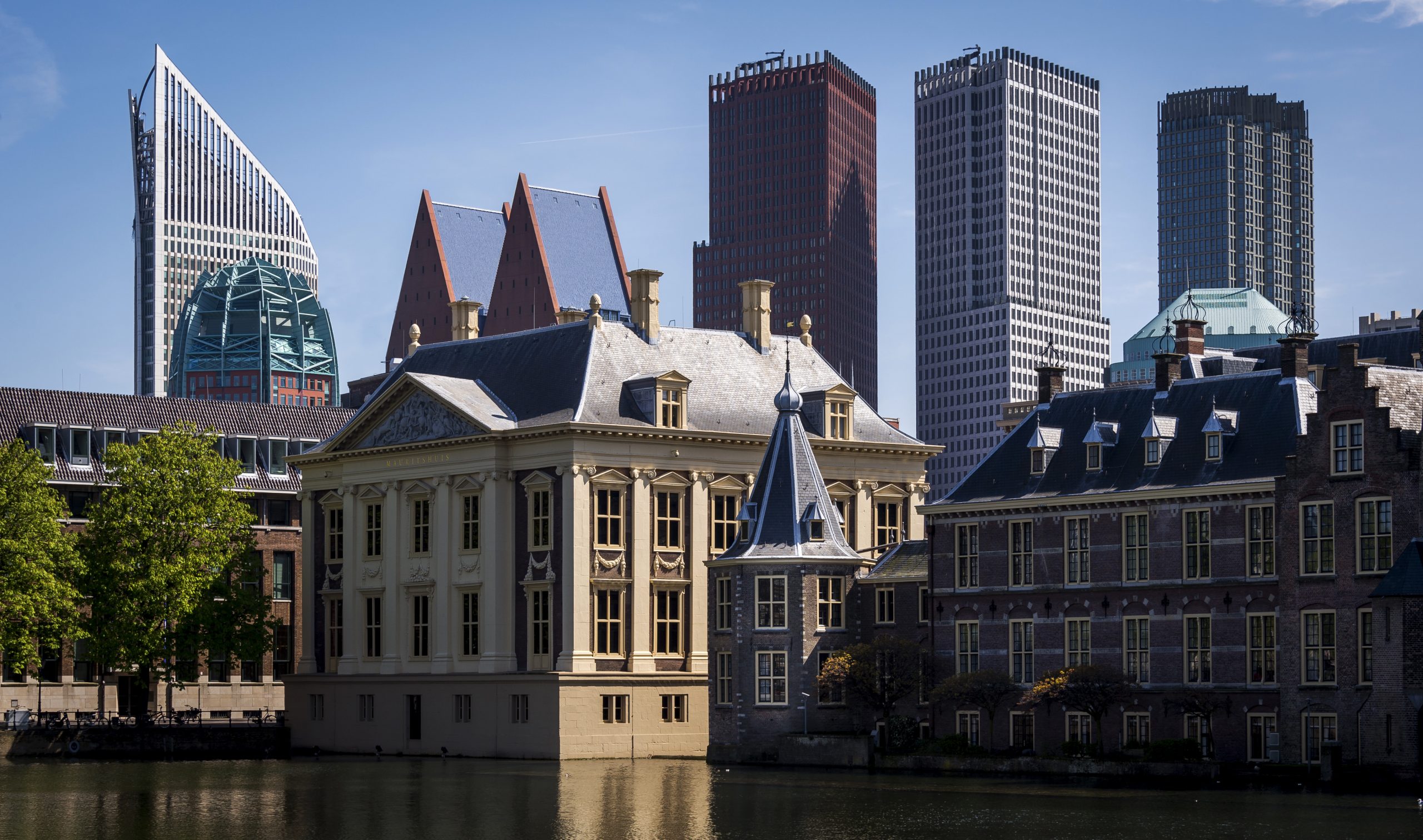 Nederlandse studenten gaan het liefst aan de slag bij de Rijksoverheid, KLM en Tesla. Dat blijkt uit de jaarlijkse ranglijst ‘Most Attractive Employers’ van onderzoeksbureau Universum, dat dinsdag werd gepubliceerd.