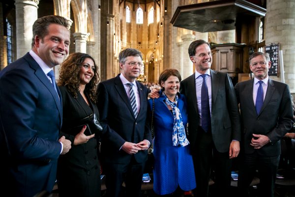 Minister Hugo de Jonge met o.a. voormalig CDA-premier Jan-Peter Balkenende en huidig premier Mark Rutte in de Nieuwe Kerk in Delft voor de uitvoering van de Matthaus Passion in april 2019. Foto: ANP/Remko de Waal Minister Hugo de Jonge met o.a. voormalig CDA-premier Jan-Peter Balkenende en huidig premier Mark Rutte in de Nieuwe Kerk in Delft voor de uitvoering van de Matthaus Passion in april 2019. Foto: ANP/Remko de Waal