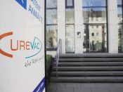 De Duitse overheid neemt voor 300 miljoen euro een belang in biotechnoloog CureVac, die bezig is met de ontwikkeling van een vaccin tegen het coronavirus.