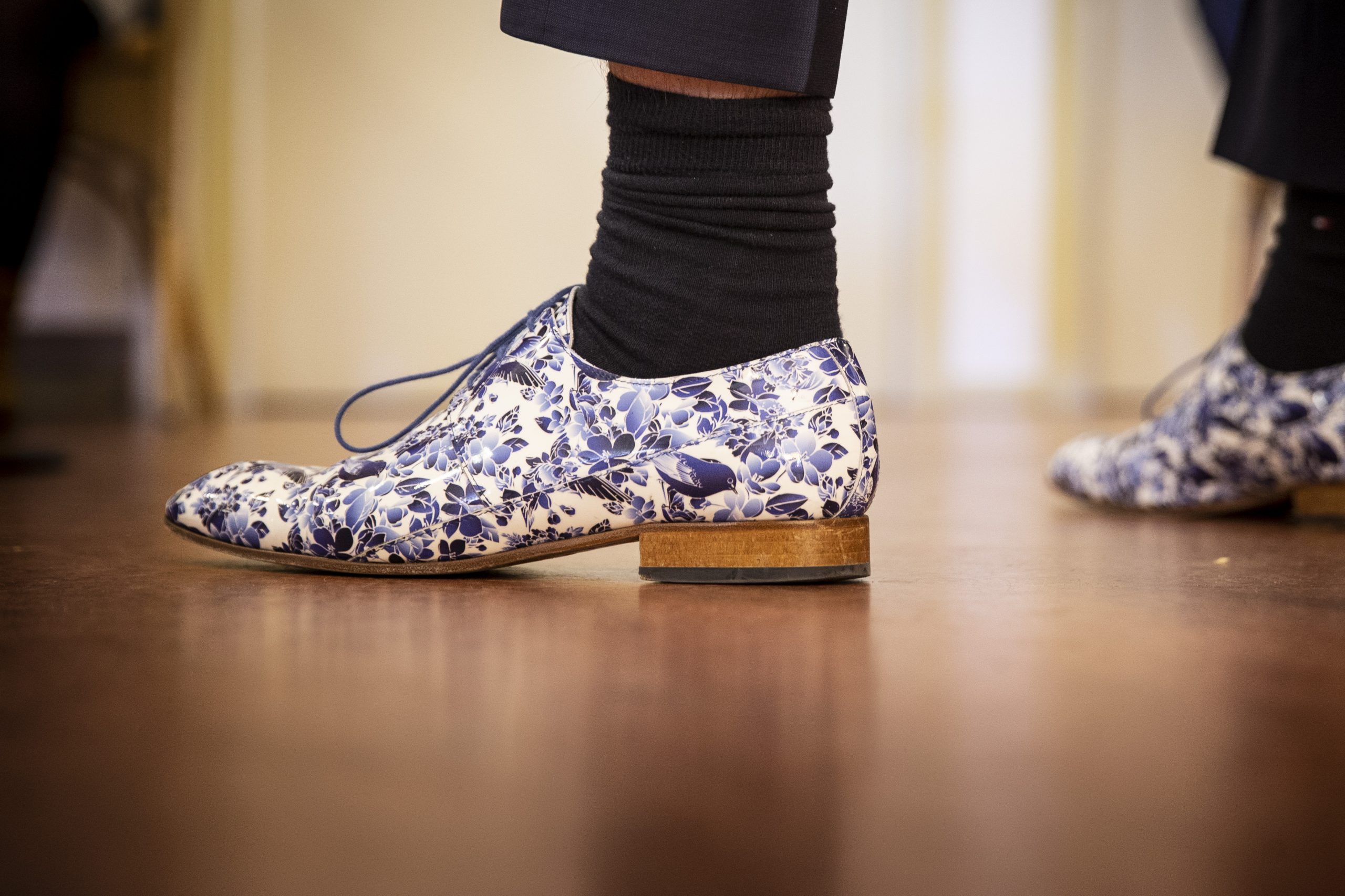 Een opvallend paar schoenen van minister Hugo de Jonge bij een bezoek aan een verpleeghuis tijdens de coronacrisis. Foto: ANP/Pieter Stam de Jonge