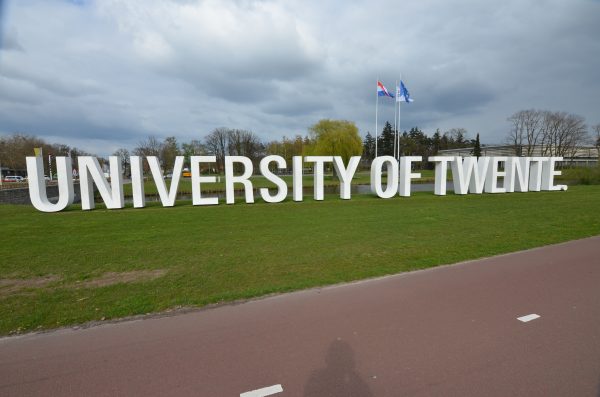 Bron: <a href="https://commons.wikimedia.org/wiki/File:Universiteit_Twente_2019.jpg" target="_blank">Steven Lek/Wikimedia Commons</a> (<a href="https://creativecommons.org/licenses/by-sa/4.0/deed.en" target="_blank">CC BY-SA 4.0</a>) Bron: <a href="https://commons.wikimedia.org/wiki/File:Universiteit_Twente_2019.jpg" target="_blank">Steven Lek/Wikimedia Commons</a> (<a href="https://creativecommons.org/licenses/by-sa/4.0/deed.en" target="_blank">CC BY-SA 4.0</a>)