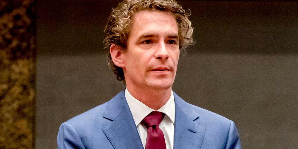 Bas van 't Wout (VVD) legt in 2017 de eed af tijdens de installatie van de nieuwe Kamerleden na de Tweede Kamerverkiezingen.