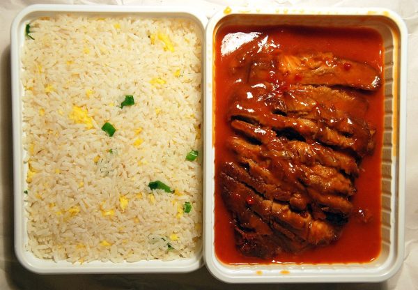 Bron: <a href="https://nl.wikipedia.org/wiki/Chinees_restaurant#/media/Bestand:Babi_panggang_speciaal_met_nasi.jpg" target="_blank">Takeaway/Wikimedia Commons</a> (<a href="https://creativecommons.org/licenses/by-sa/3.0/" target"_blank">CC BY-SA 3.0</a>) Bron: <a href="https://nl.wikipedia.org/wiki/Chinees_restaurant#/media/Bestand:Babi_panggang_speciaal_met_nasi.jpg" target="_blank">Takeaway/Wikimedia Commons</a> (<a href="https://creativecommons.org/licenses/by-sa/3.0/" target"_blank">CC BY-SA 3.0</a>)