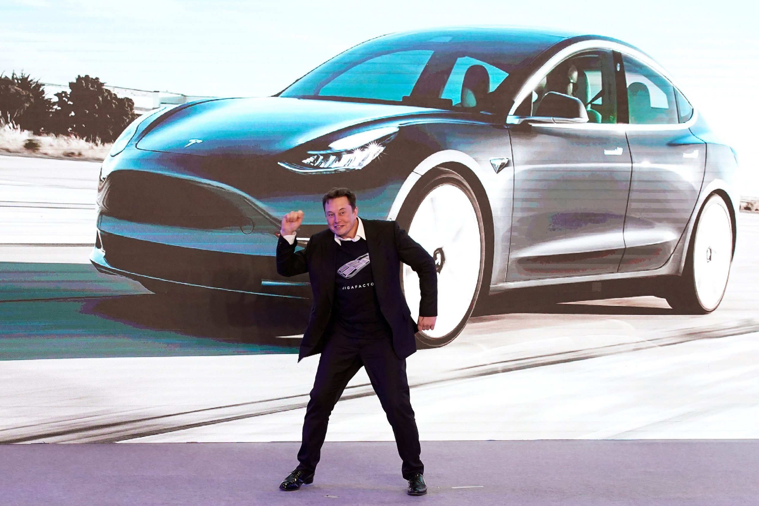 Elon Musk bij de Tesla-fabriek in Shanghai.