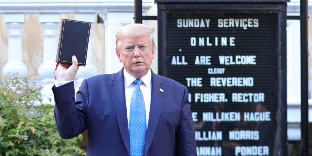 Donald Trump poseert met bijbel in de hand bij de St. Johns Episcopal Church in Washington.