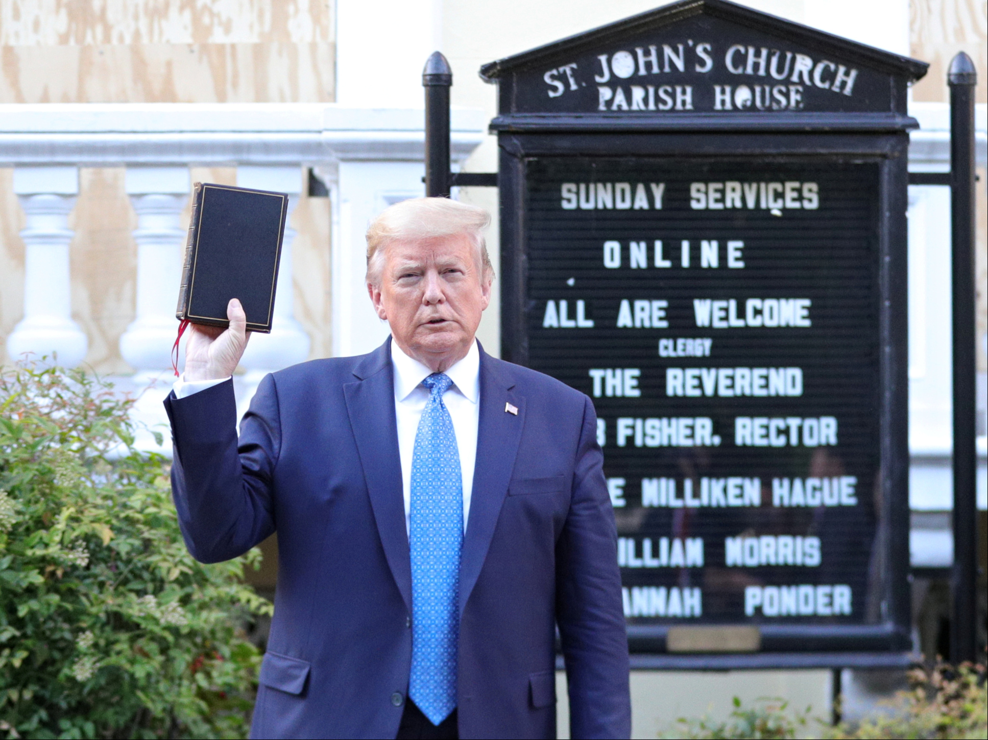 Donald Trump poseert met bijbel in de hand bij de St. Johns Episcopal Church in Washington.