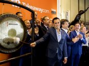 CEO Jitse Groen luidt de gong tijdens de beursgang van Takeaway.com, het moederbedrijf van Thuisbezorgd.nl.