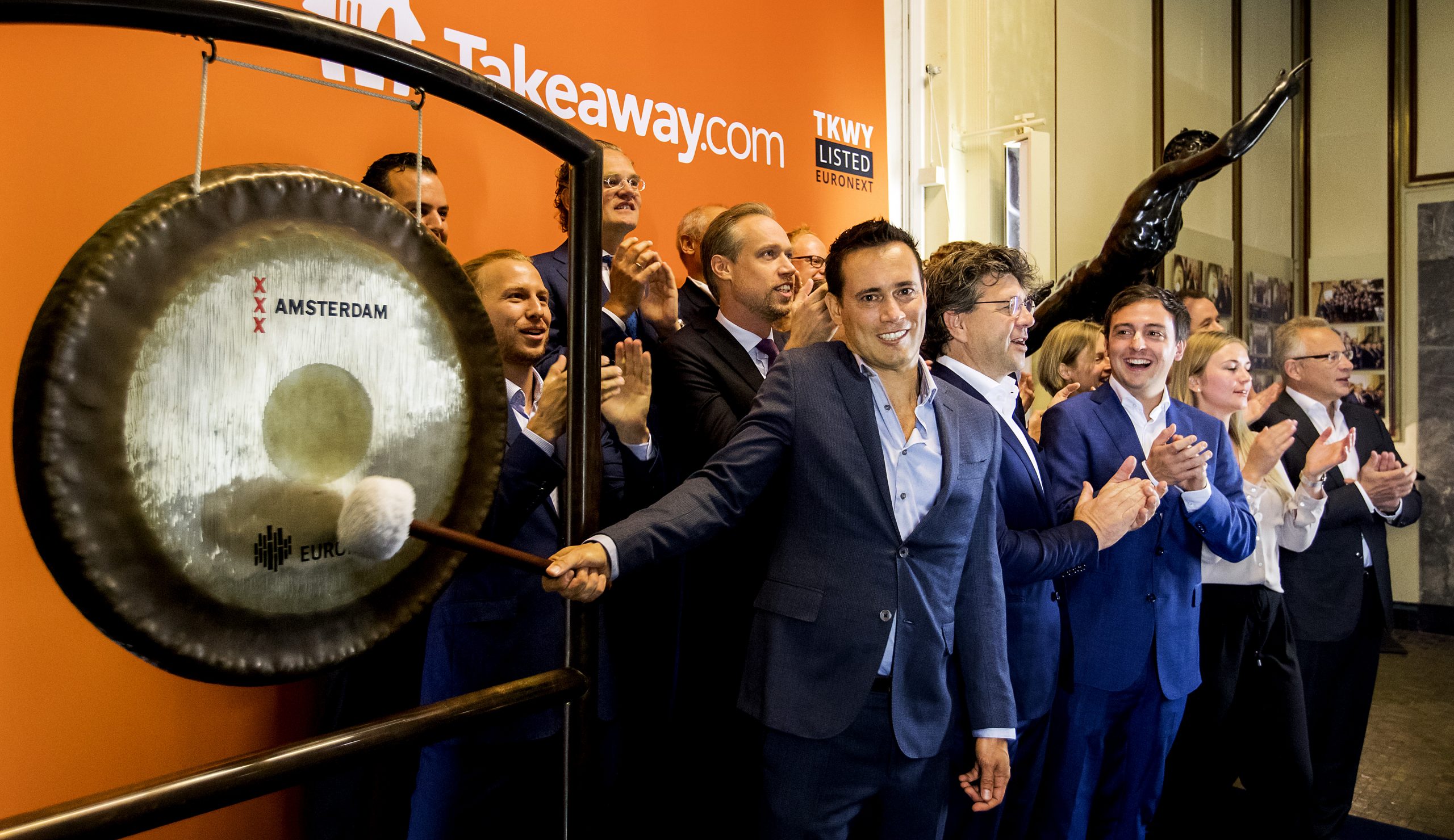 Foto: CEO Jitse Groen luidt de gong tijdens de beursgang van Takeaway.com in 2016. Bron: ANP/Koen van Weel