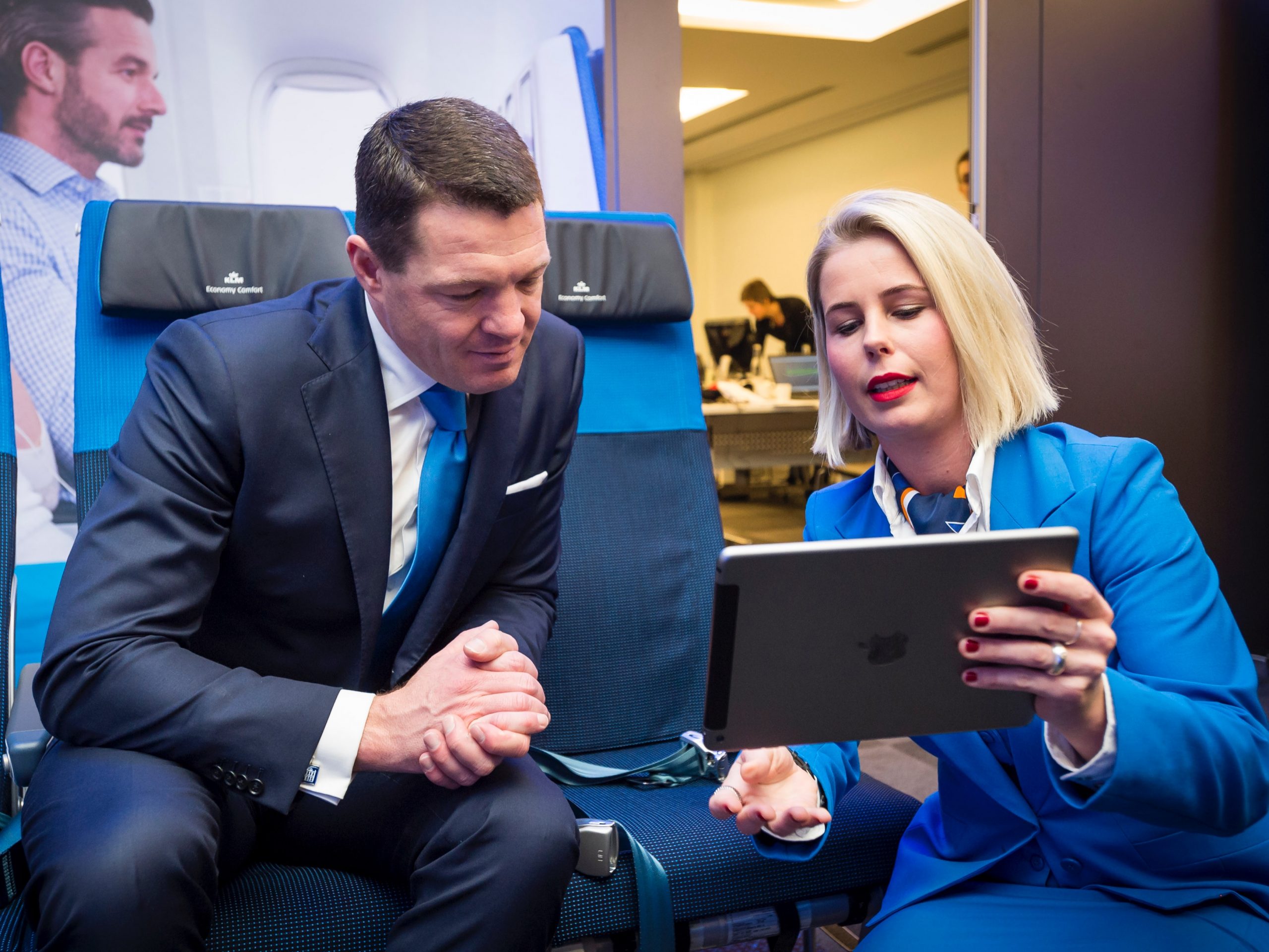 Pieter Elbers, operationeel directeur van KLM, kijkt met een stewardess naar een iPad na afloop van de presentatie van de jaarcijfers van Air France-KLM.