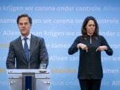 Premier Mark Rutte en gebarentolk Irma Sluis tijdens de persconferentie na afloop van een overleg van de Ministeriele Commissie Crisisbeheersing (MCCb) over het coronavirus.