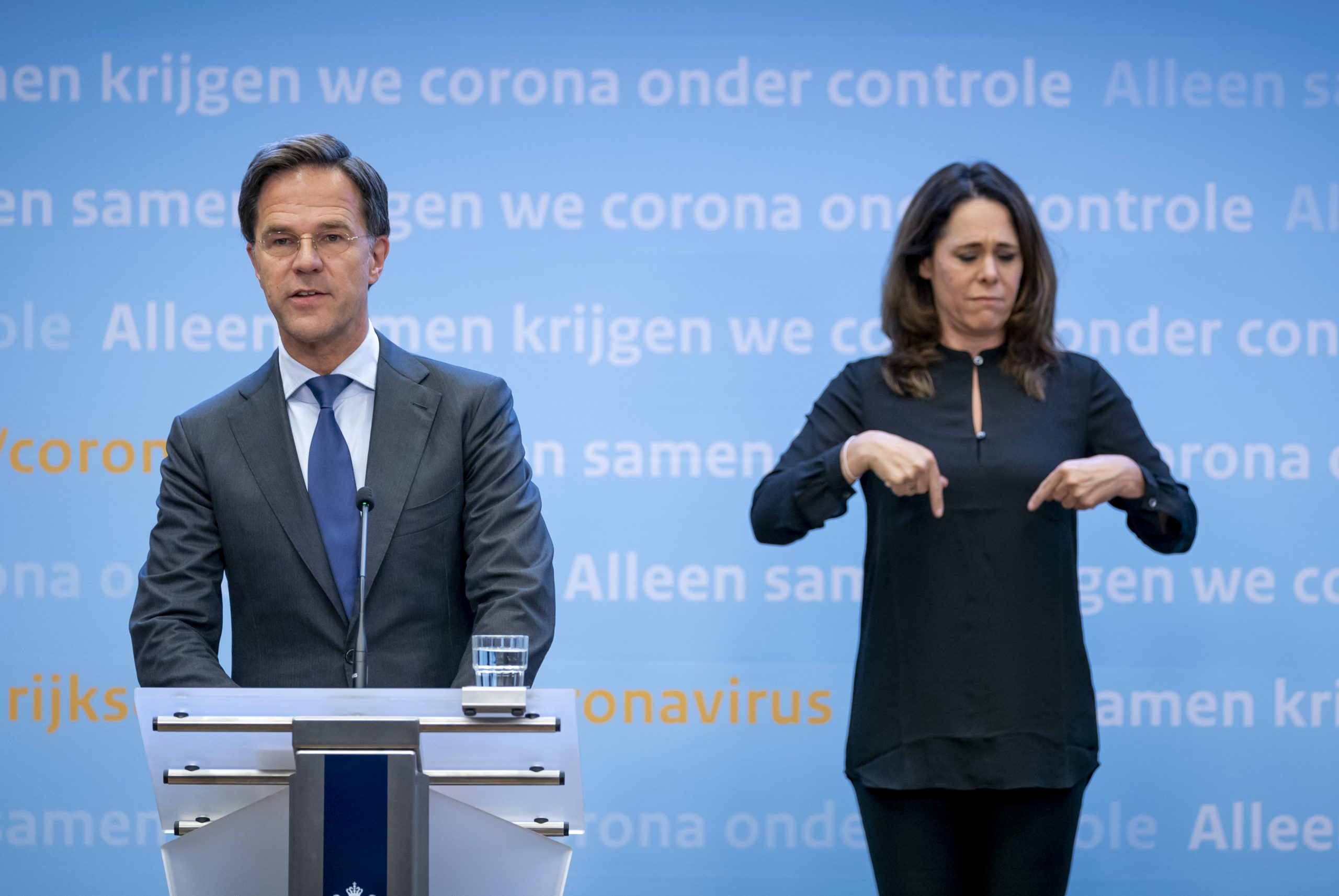 Premier Mark Rutte en gebarentolk Irma Sluis tijdens de persconferentie na afloop van een overleg van de Ministeriele Commissie Crisisbeheersing (MCCb) over het coronavirus.