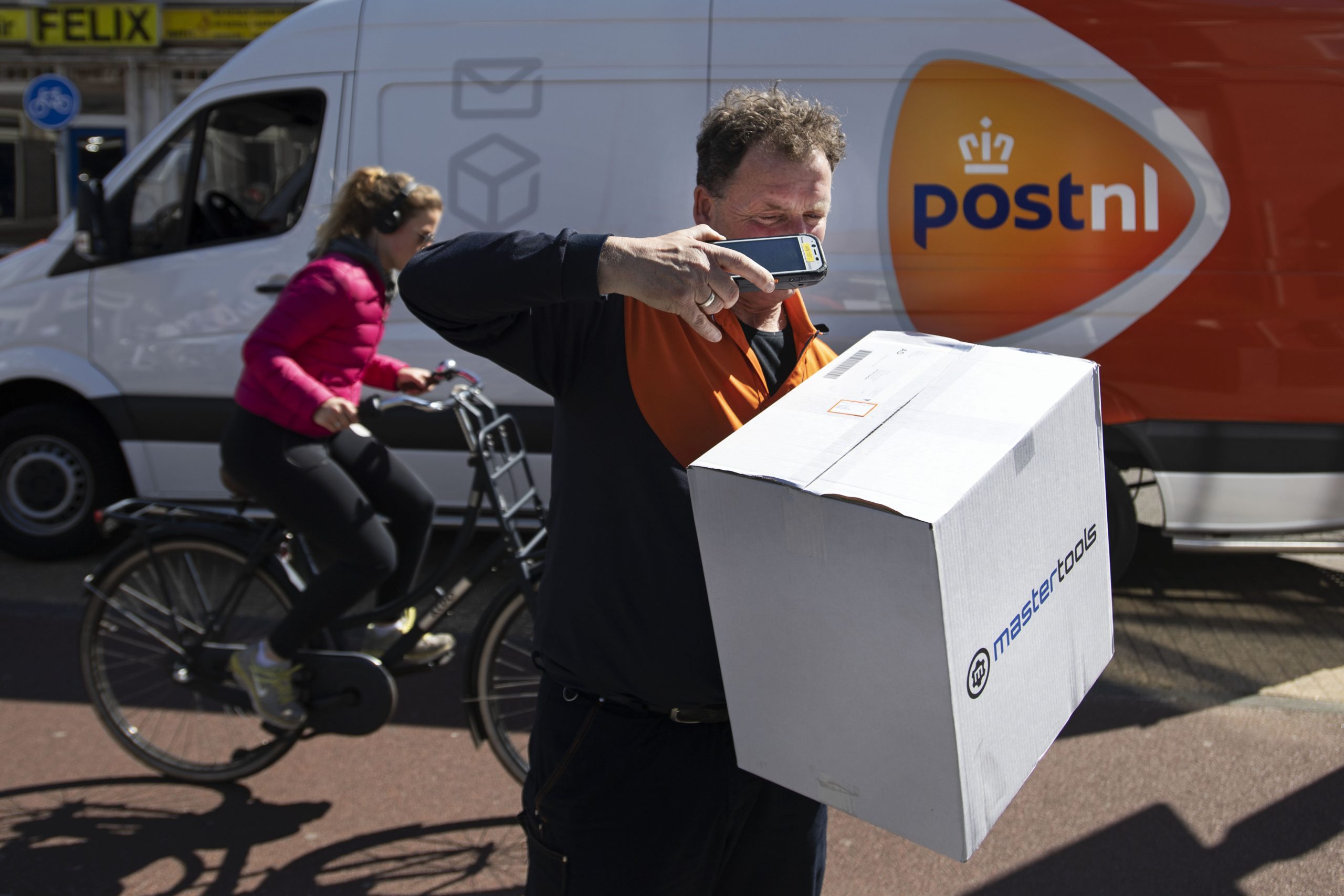De rechtbank in Rotterdam heeft de vergunning voor de fusie van PostNL en Sandd ongeldig verklaard.