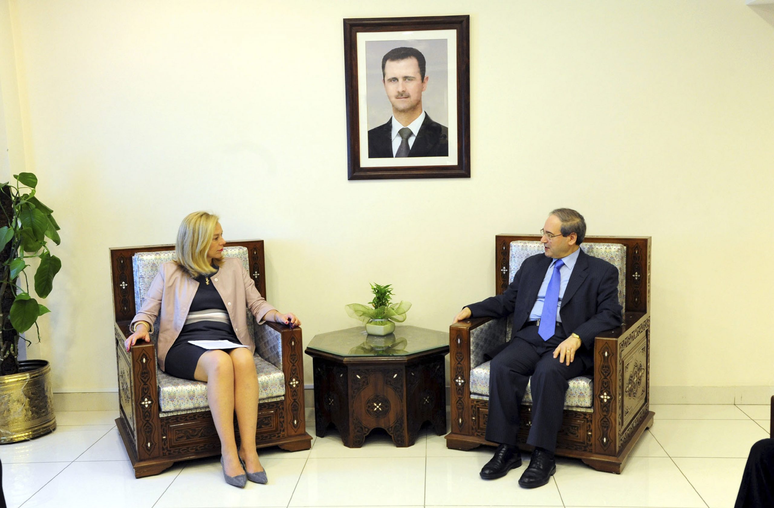 Foto: Sigrid Kaag ontmoet de Syrische onderminister van Buitenlandse Zaken Faisal al-Miqdad in Damascus in 2014. Bron: Reuters