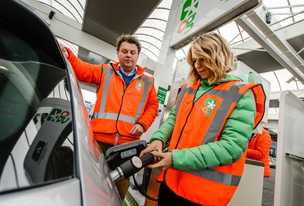 Schaatster Annette Gerritsen opent samen met Marcel Borger (l), directeur OrangeGas, het eerste Nederlandse Groengas-tankstation aan de snelweg.