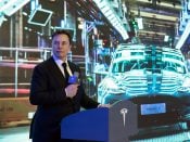 Elon Musk in een fabriek van Tesla: accu zelf produceren