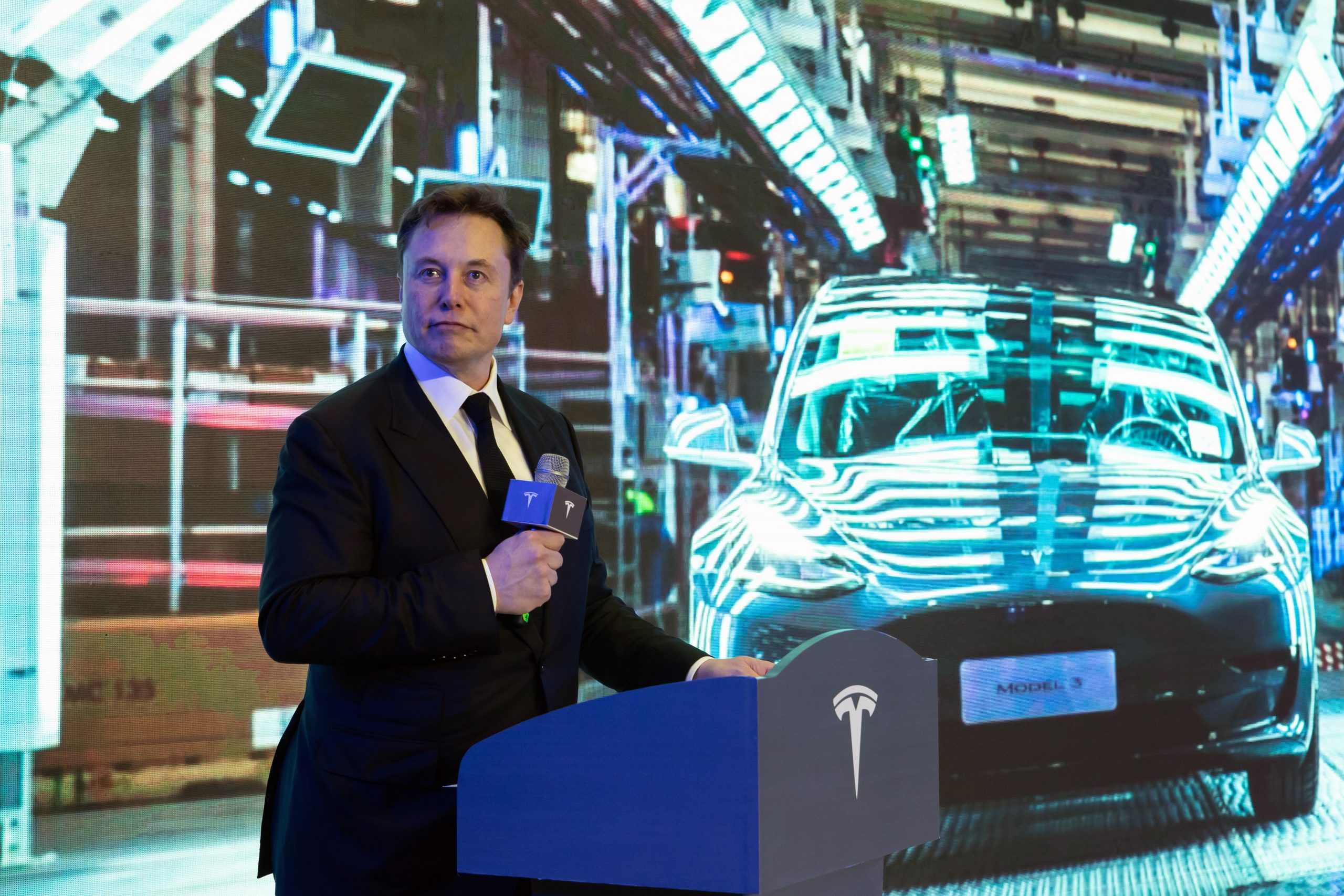 Elon Musk in een fabriek van Tesla: accu zelf produceren