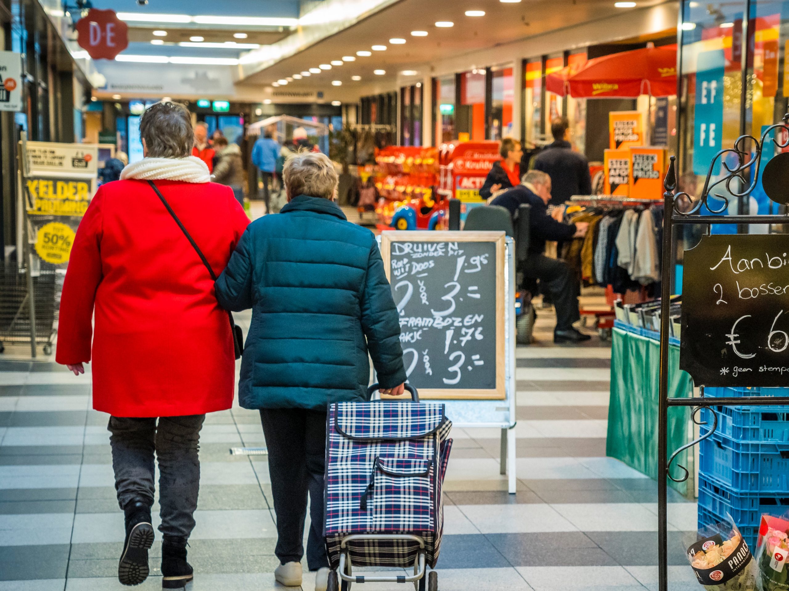 Twee ouderen lopen door een winkelcentrum in Zoetermeer