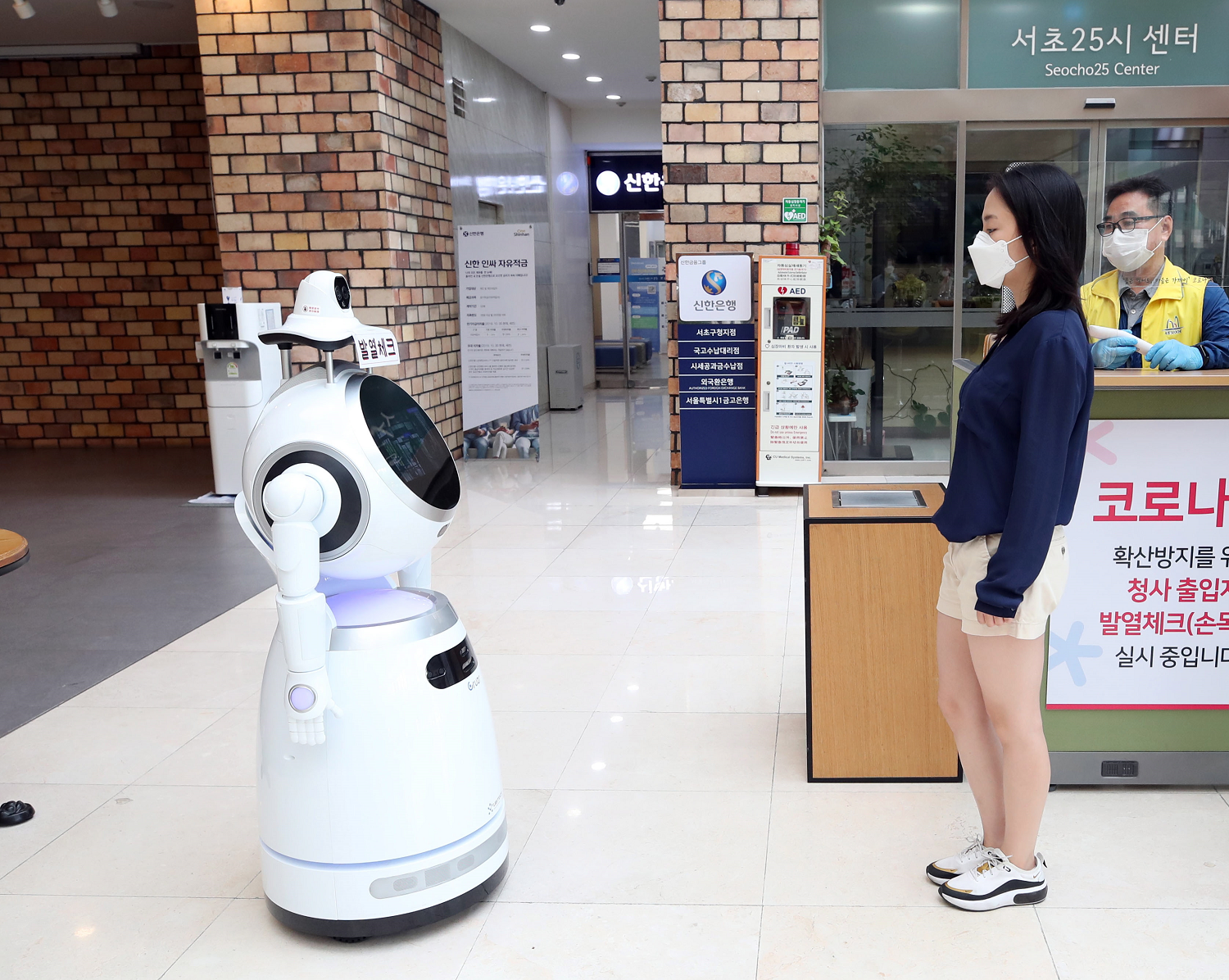 De robotinzet in Zuid-Korea is een groot voordeel in de huidige coronaperiode. Robots spelen een rol bij het bewaken van social distancing in het dagelijks leven.