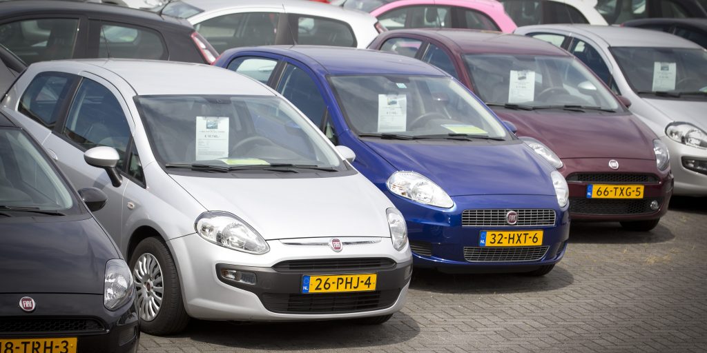 Occasions bij een autobedrijf in Utrecht.