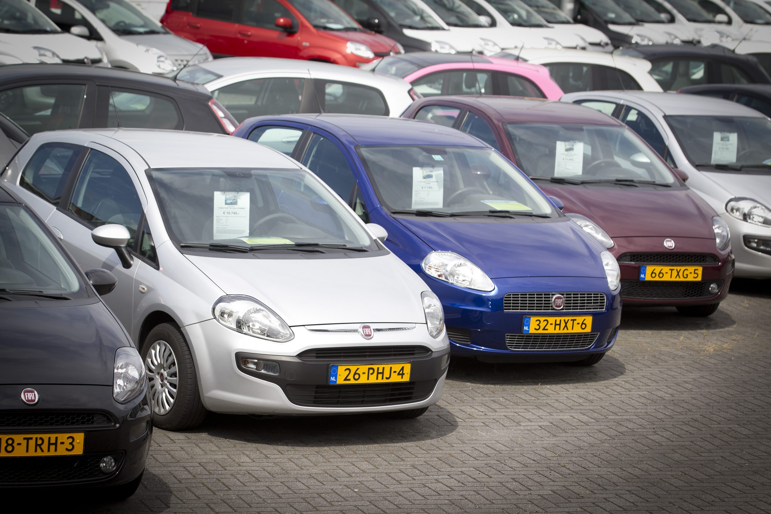 Occasions bij een autobedrijf in Utrecht.