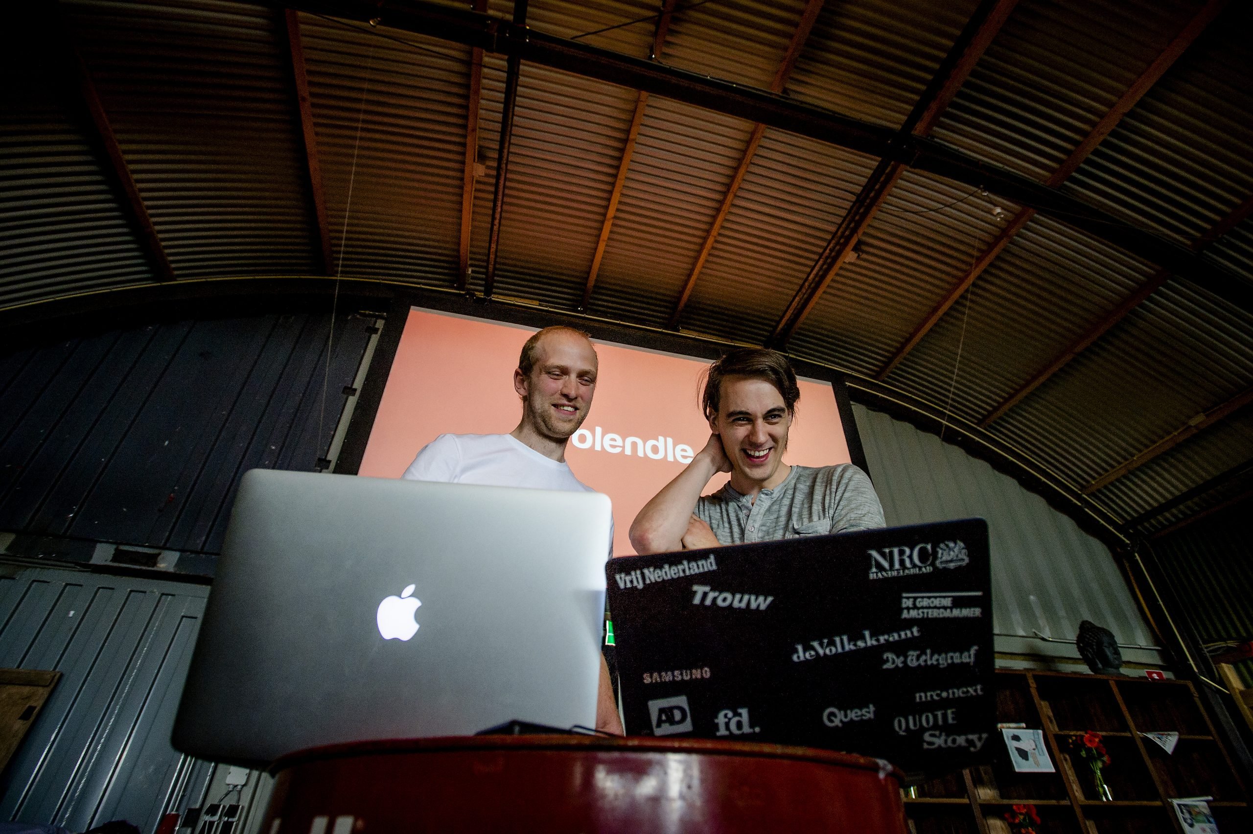 Foto: Marten Blankesteijn (links) en Alexander Klopping tijdens de officiële lancering van Blendle in 2014. Bron: ANP/Robin van Lonkhuijsen