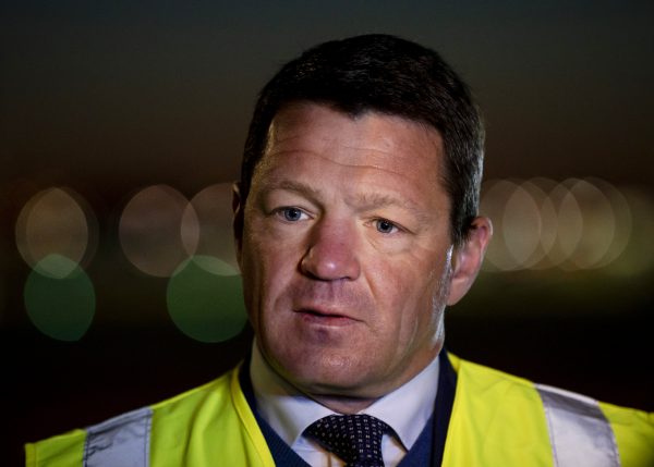 Foto: KLM-topman Pieter Elbers in april 2020 bij de aankomst van een vlucht uit China met medische hulpmiddelen voor de coronacrisis. Bron: ANP/Robin van Lonkhuijsen Foto: KLM-topman Pieter Elbers in april 2020 bij de aankomst van een vlucht uit China met medische hulpmiddelen voor de coronacrisis. Bron: ANP/Robin van Lonkhuijsen