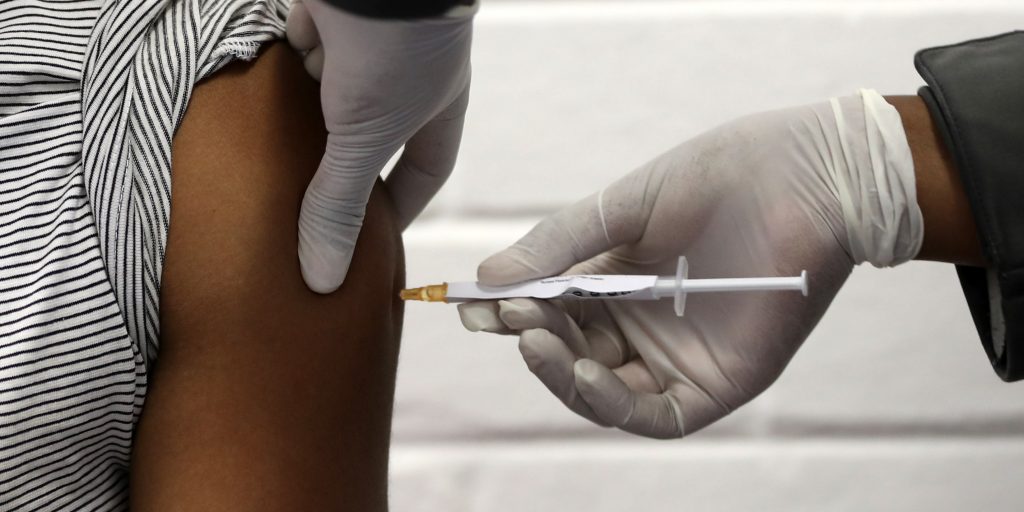 Test van het coronavaccin van de Universiteit van Oxford op vrijwilligers in Zuid-Afrika.