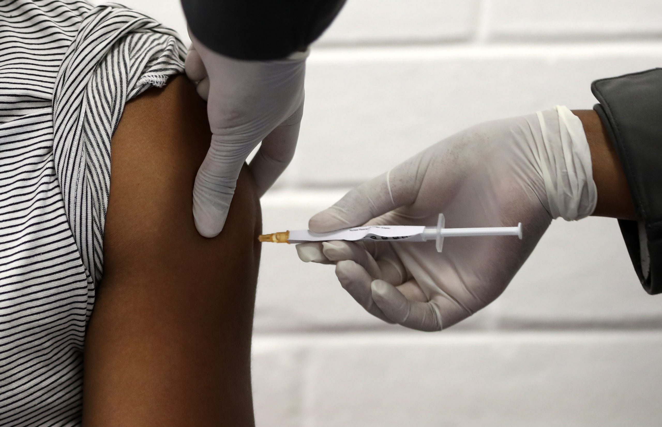 Test van het coronavaccin van de Universiteit van Oxford op vrijwilligers in Zuid-Afrika.